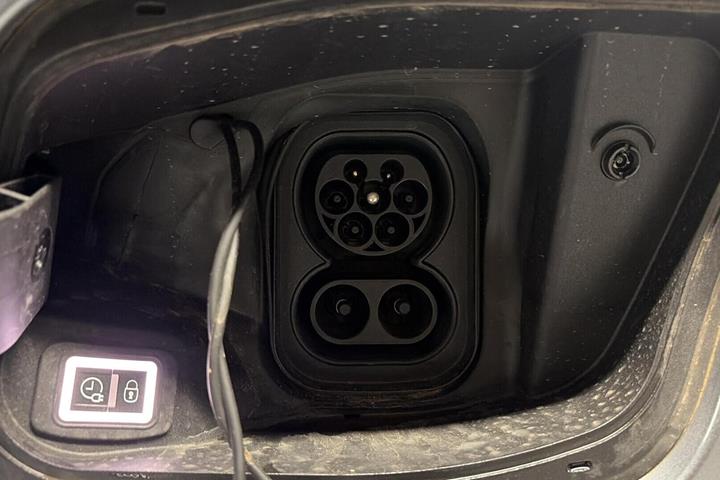 Grå Jeep Avenger fra 2025