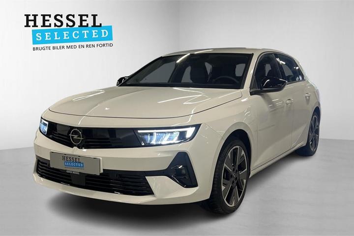 Hvid Opel Astra-e fra 2024 set udefra