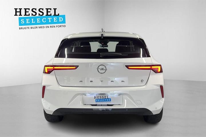 Hvid Opel Astra-e fra 2024