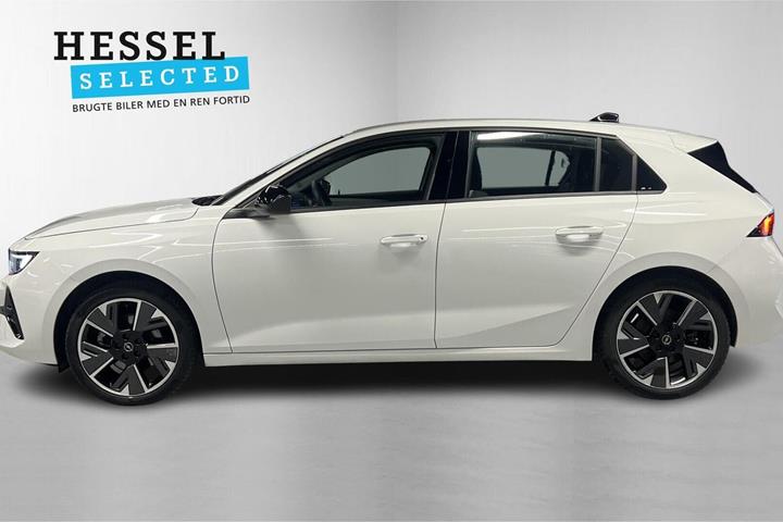 Hvid Opel Astra-e fra 2024