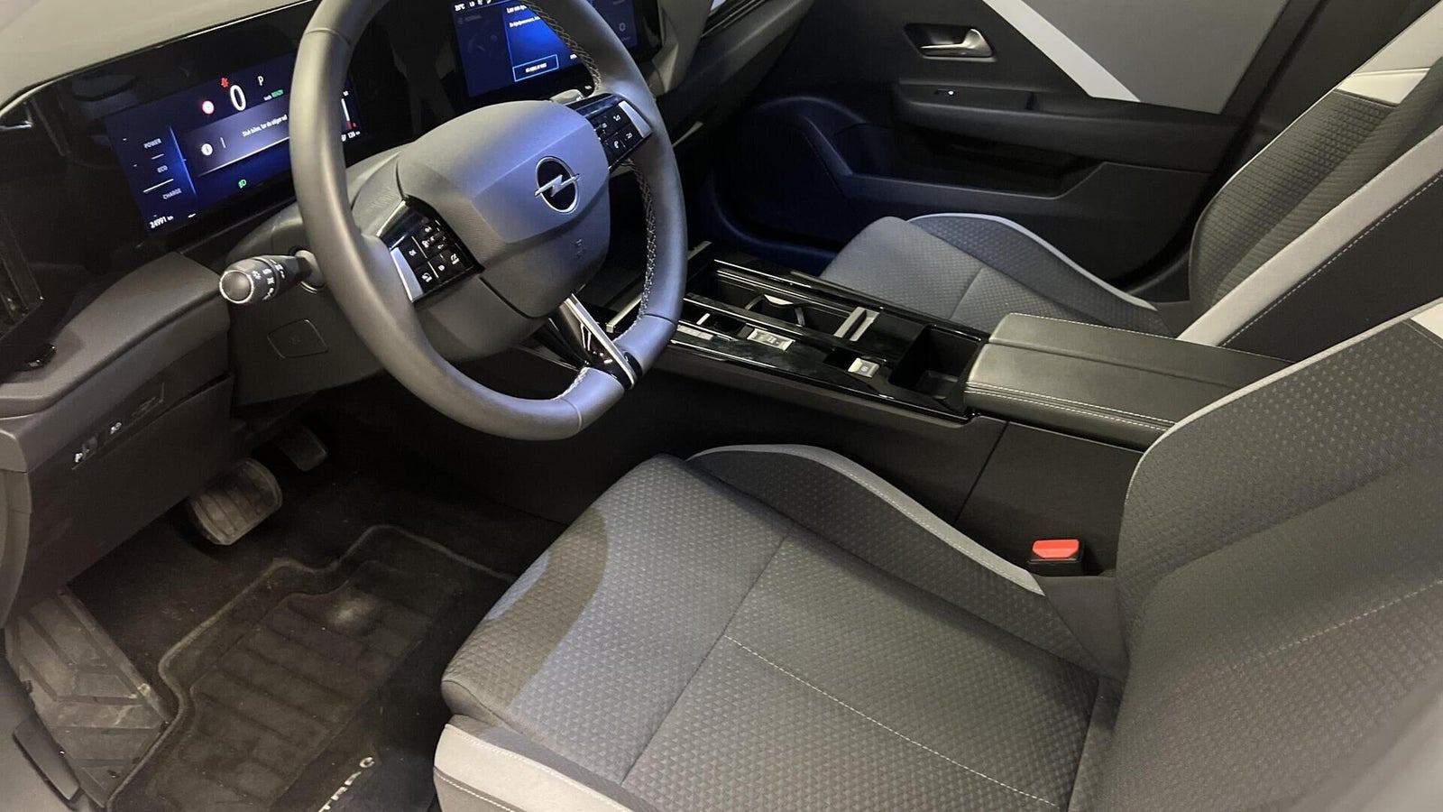 Hvid Opel Astra-e fra 2024