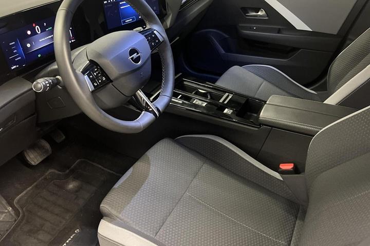 Hvid Opel Astra-e fra 2024