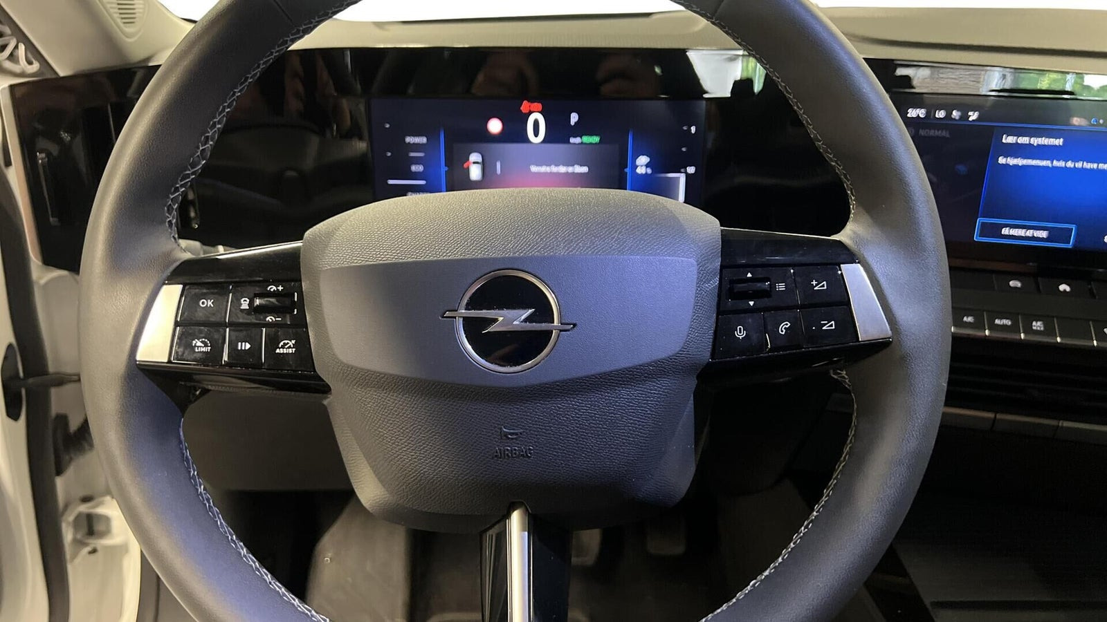 Hvid Opel Astra-e fra 2024