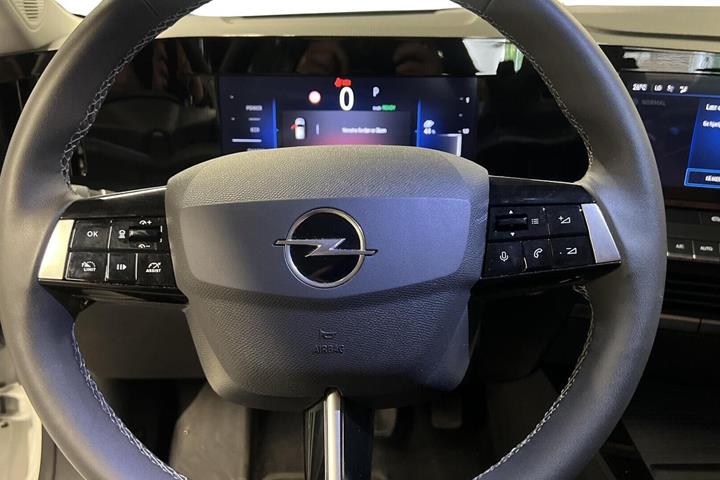 Hvid Opel Astra-e fra 2024
