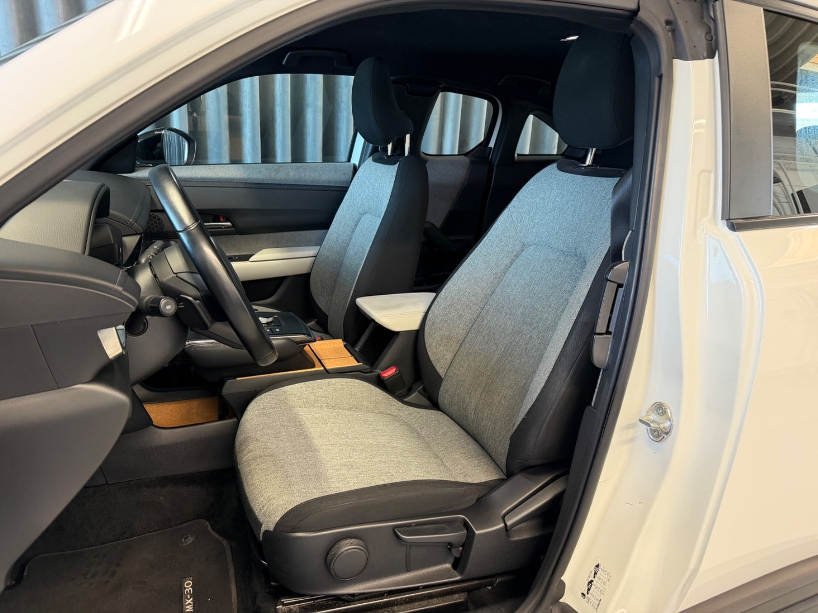 Hvid Mazda MX-30 fra 2023