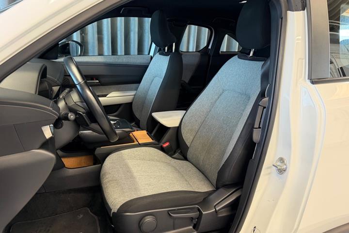 Hvid Mazda MX-30 fra 2023