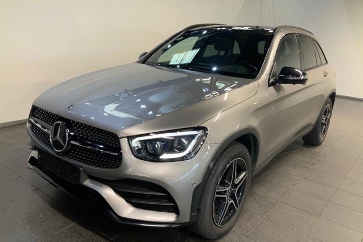 Sølv Mercedes GLC300 d fra 2019 set udefra