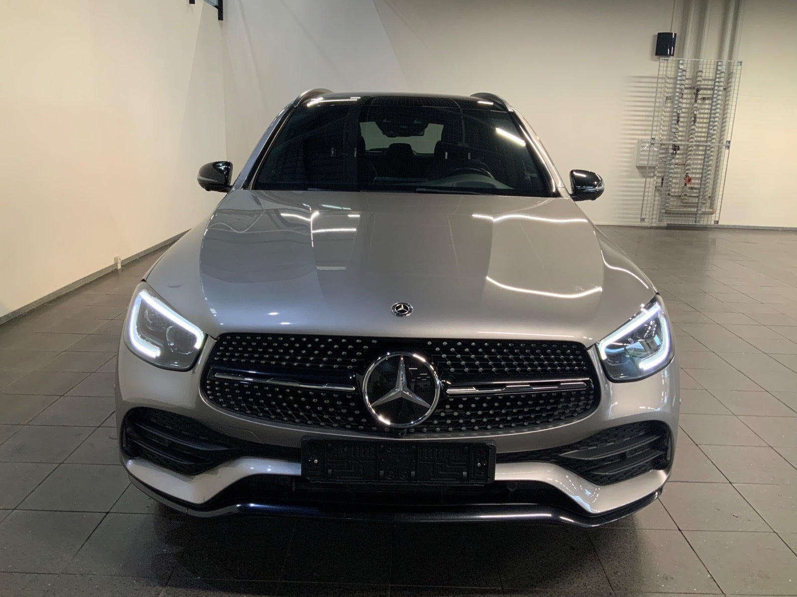 Sølv Mercedes GLC300 d fra 2019