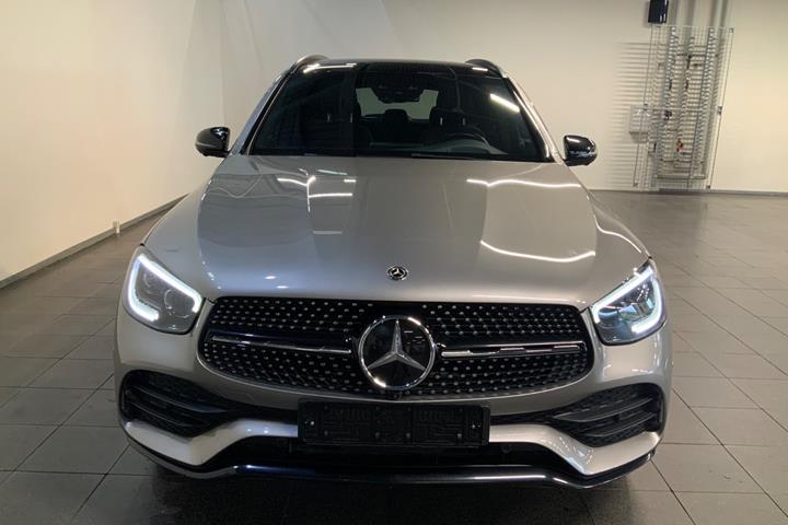 Sølv Mercedes GLC300 d fra 2019