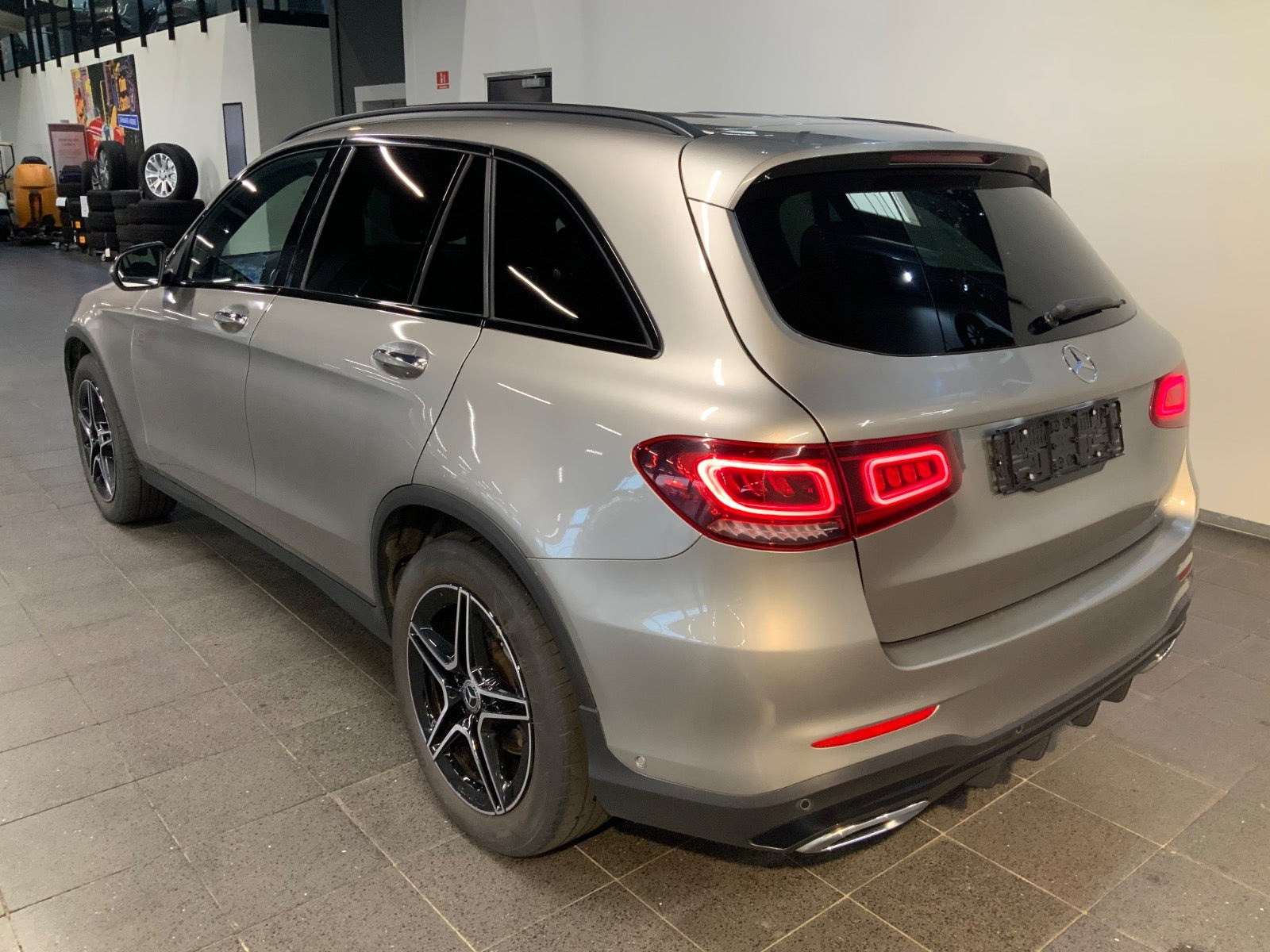 Sølv Mercedes GLC300 d fra 2019