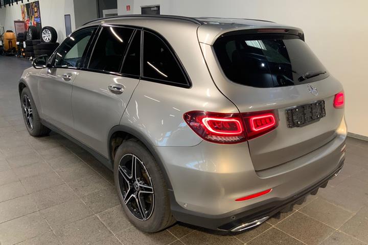 Sølv Mercedes GLC300 d fra 2019