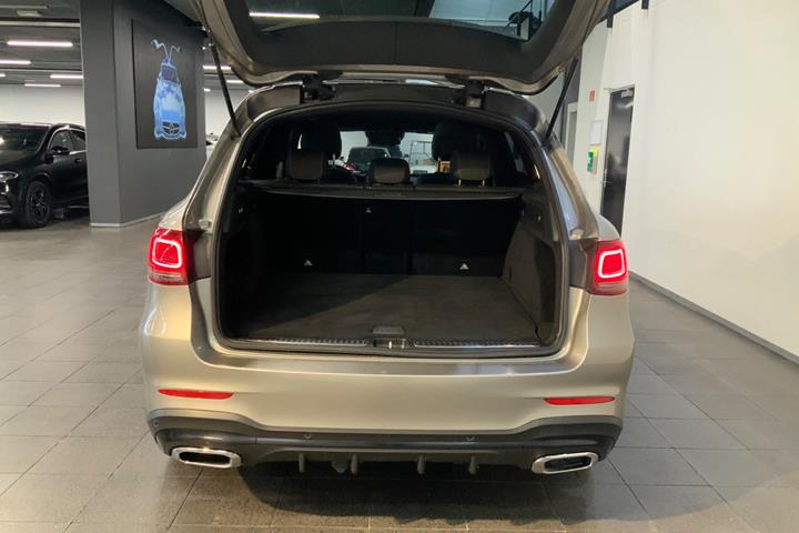 Sølv Mercedes GLC300 d fra 2019