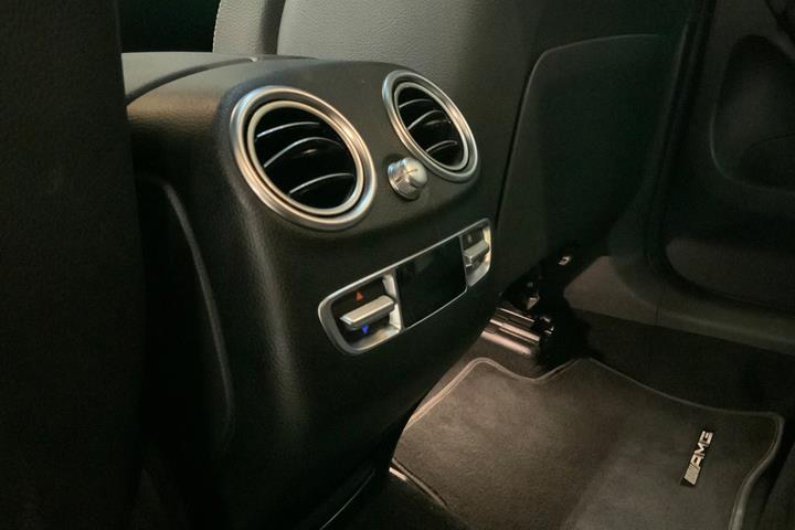 Sølv Mercedes GLC300 d fra 2019