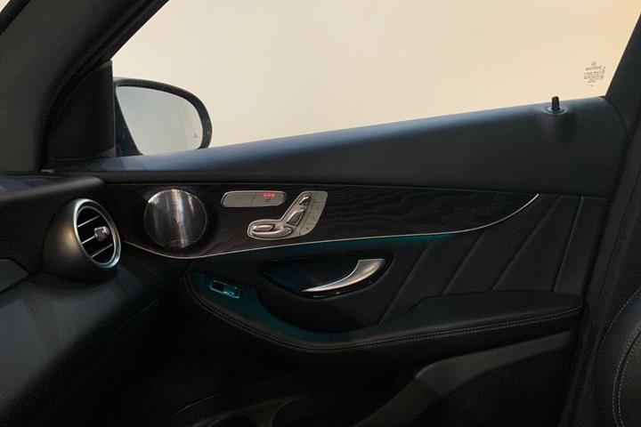 Sølv Mercedes GLC300 d fra 2019