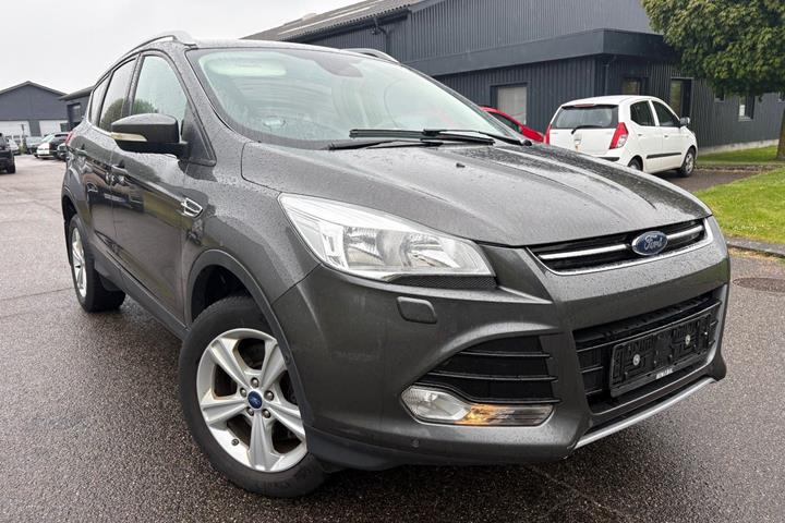 Sort Ford Kuga fra 2016