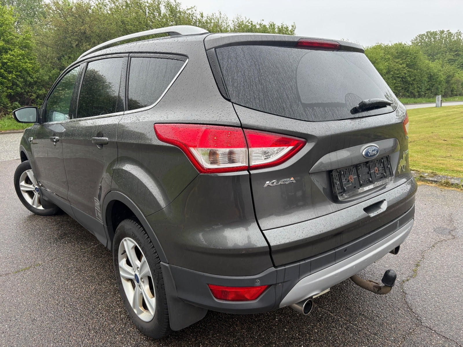 Sort Ford Kuga fra 2016