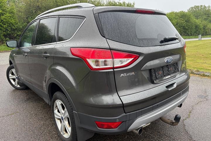 Sort Ford Kuga fra 2016