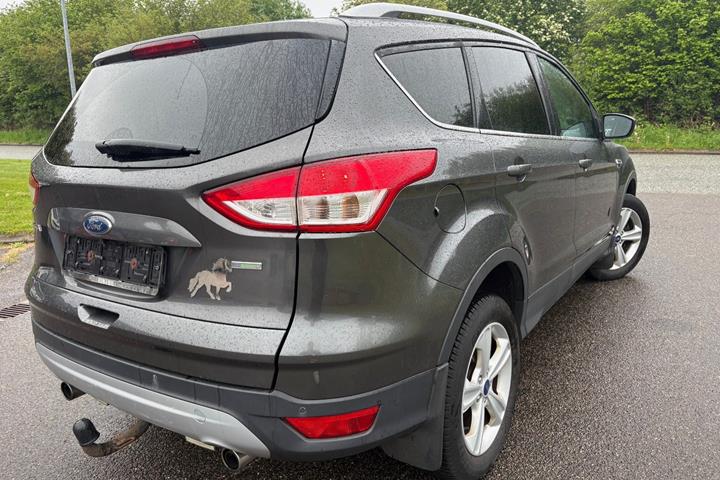 Sort Ford Kuga fra 2016