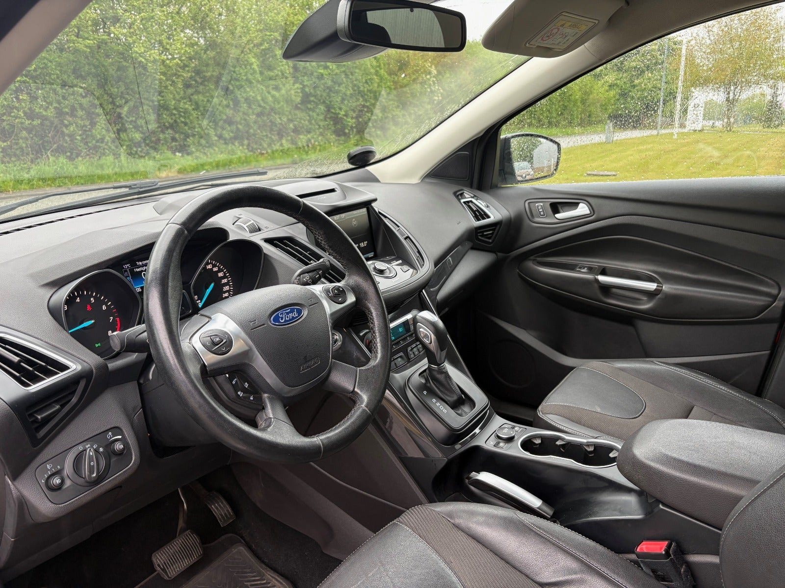 Sort Ford Kuga fra 2016