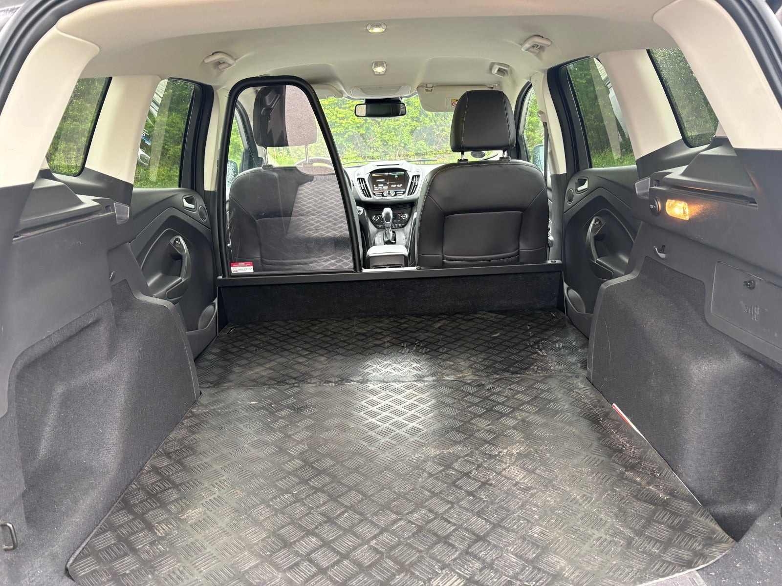 Sort Ford Kuga fra 2016