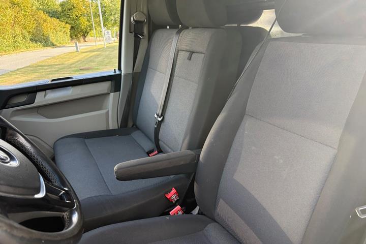 Sølv VW Transporter fra 2012