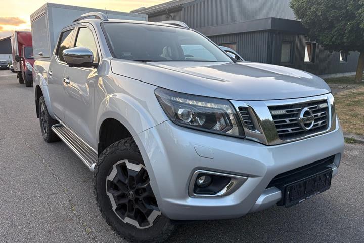 Sølv Nissan Navara fra 2021 set udefra