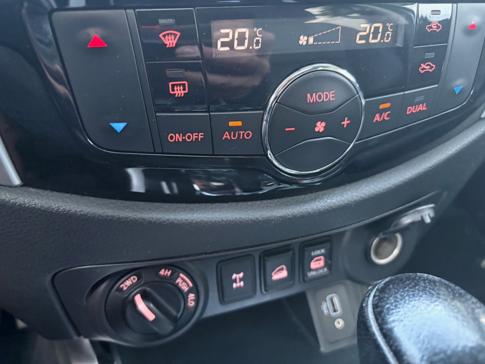 Sølv Nissan Navara fra 2021