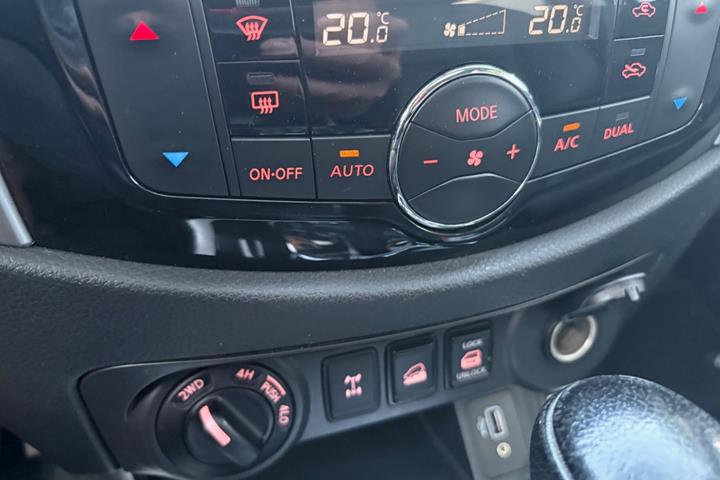 Sølv Nissan Navara fra 2021