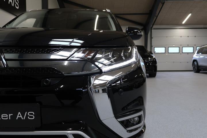 Sort Mitsubishi Outlander fra 2020