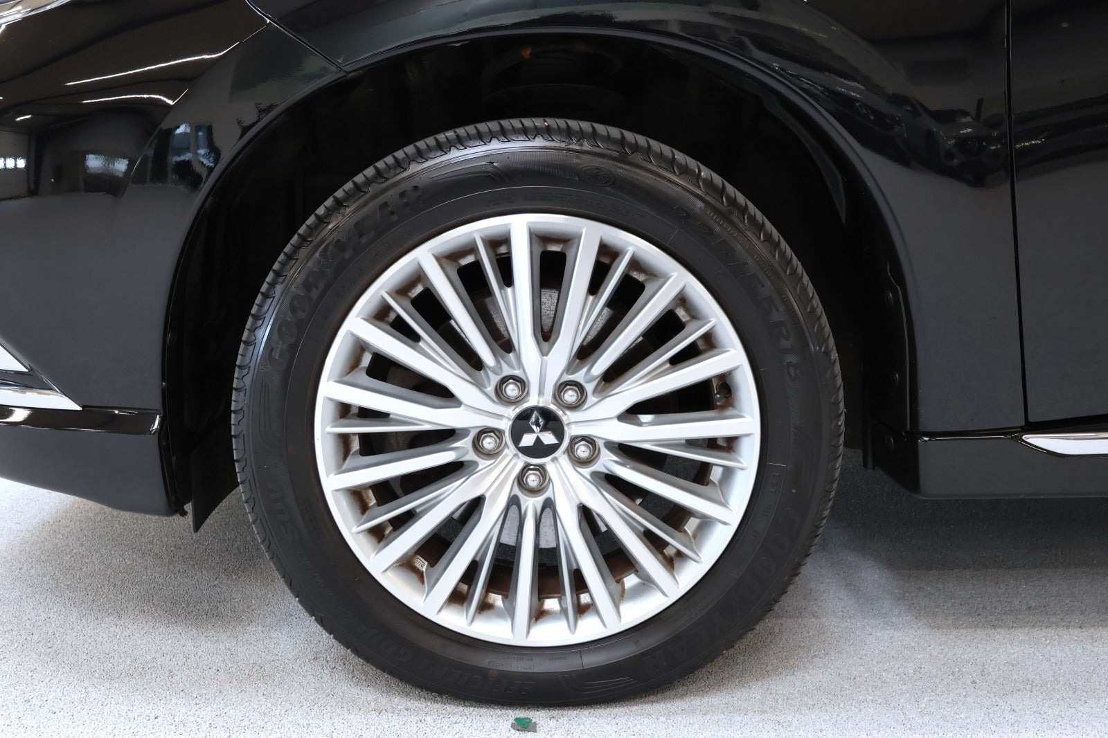 Sort Mitsubishi Outlander fra 2020