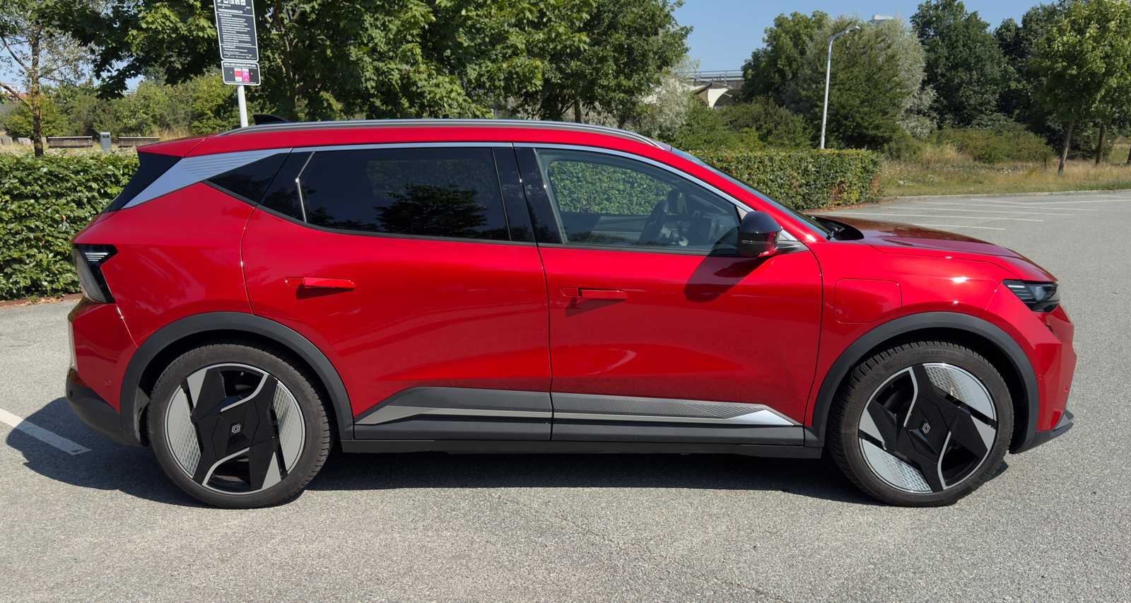 Rød Renault Scenic E-Tech fra 2025