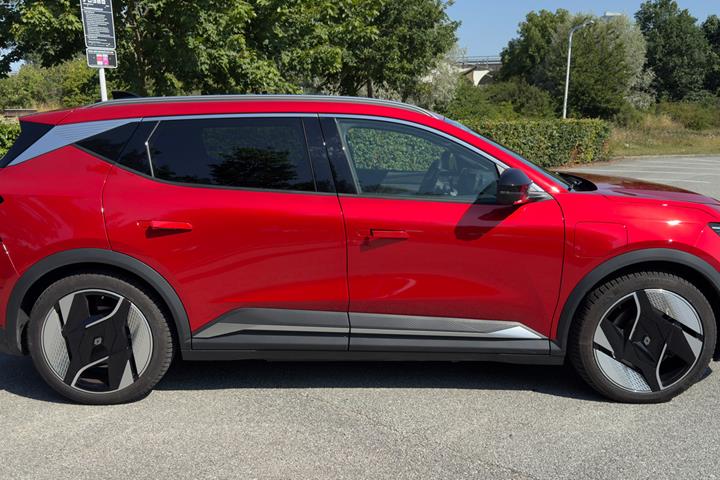 Rød Renault Scenic E-Tech fra 2025