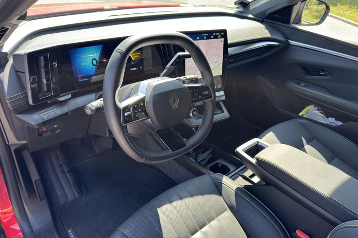 Rød Renault Scenic E-Tech fra 2025