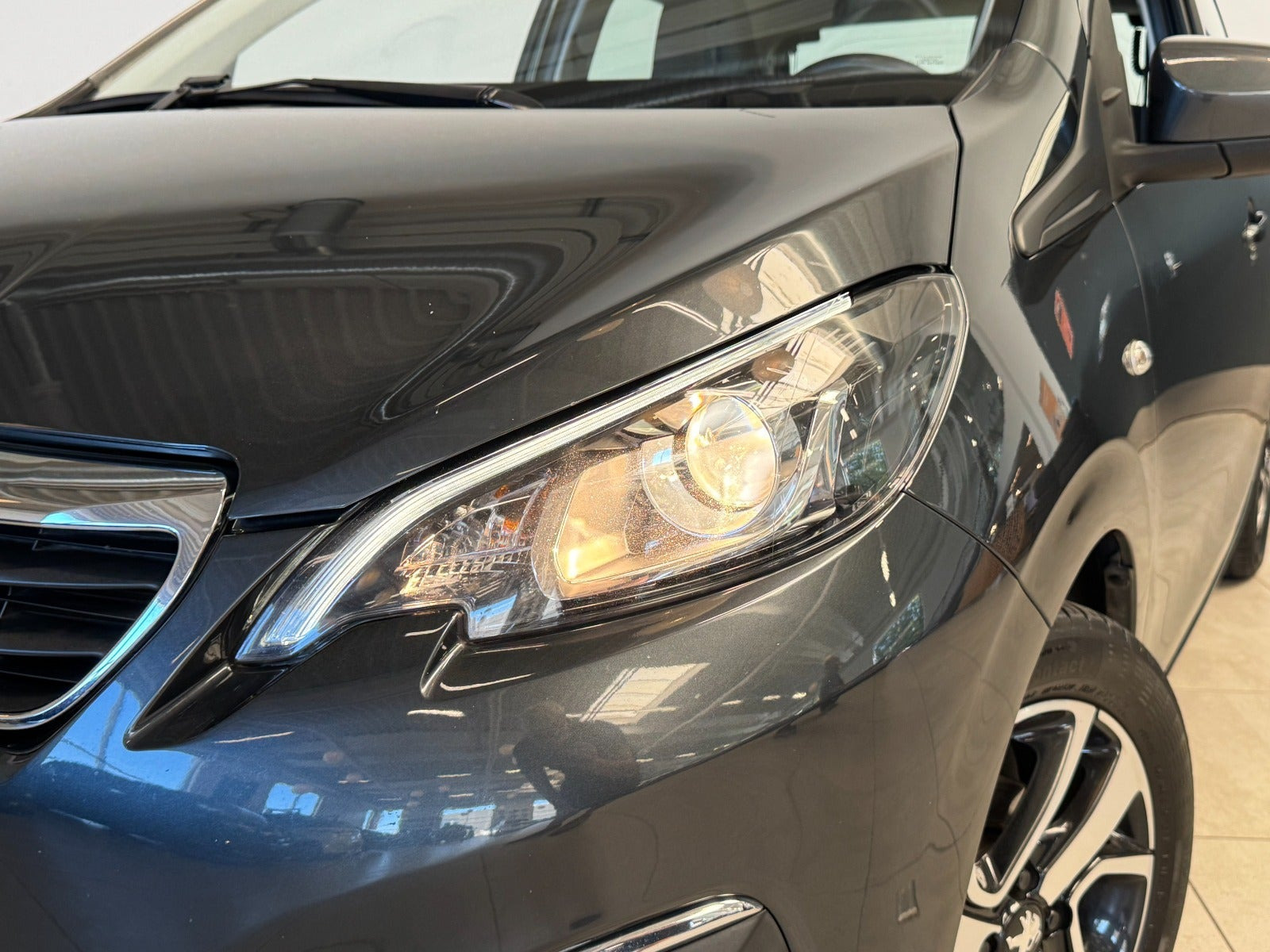 Grå Peugeot 108 fra 2020