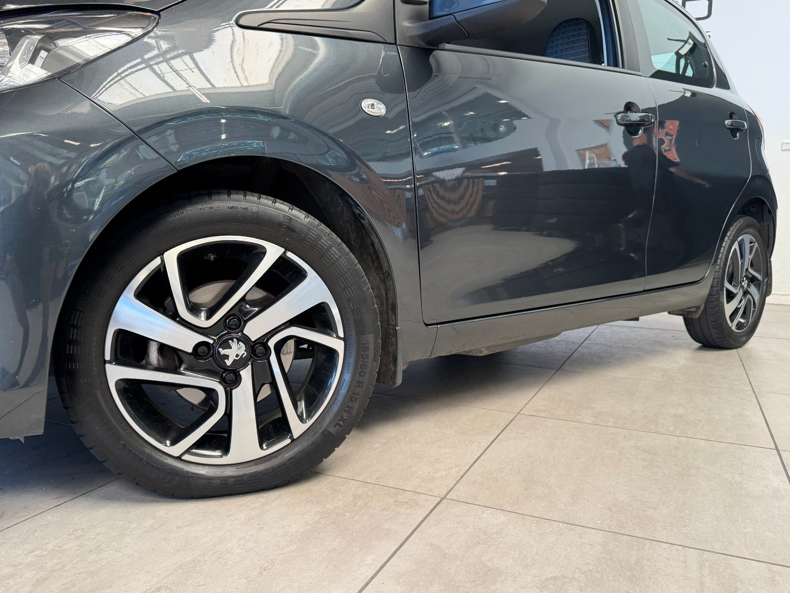 Grå Peugeot 108 fra 2020