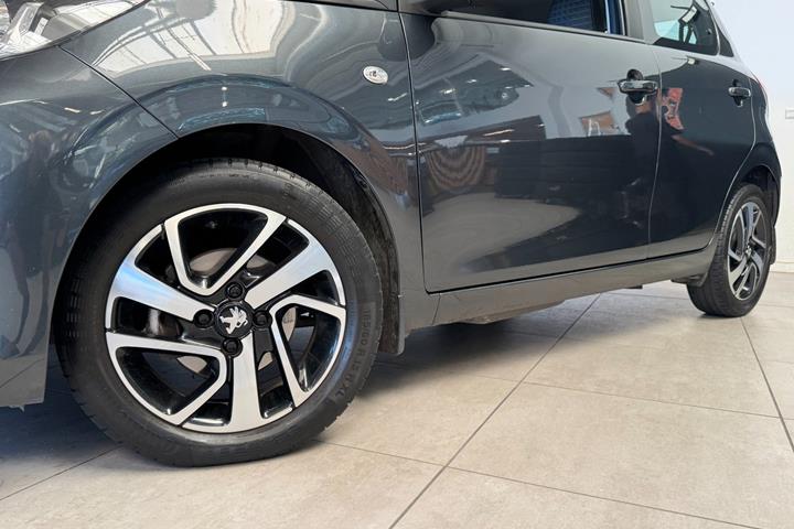 Grå Peugeot 108 fra 2020