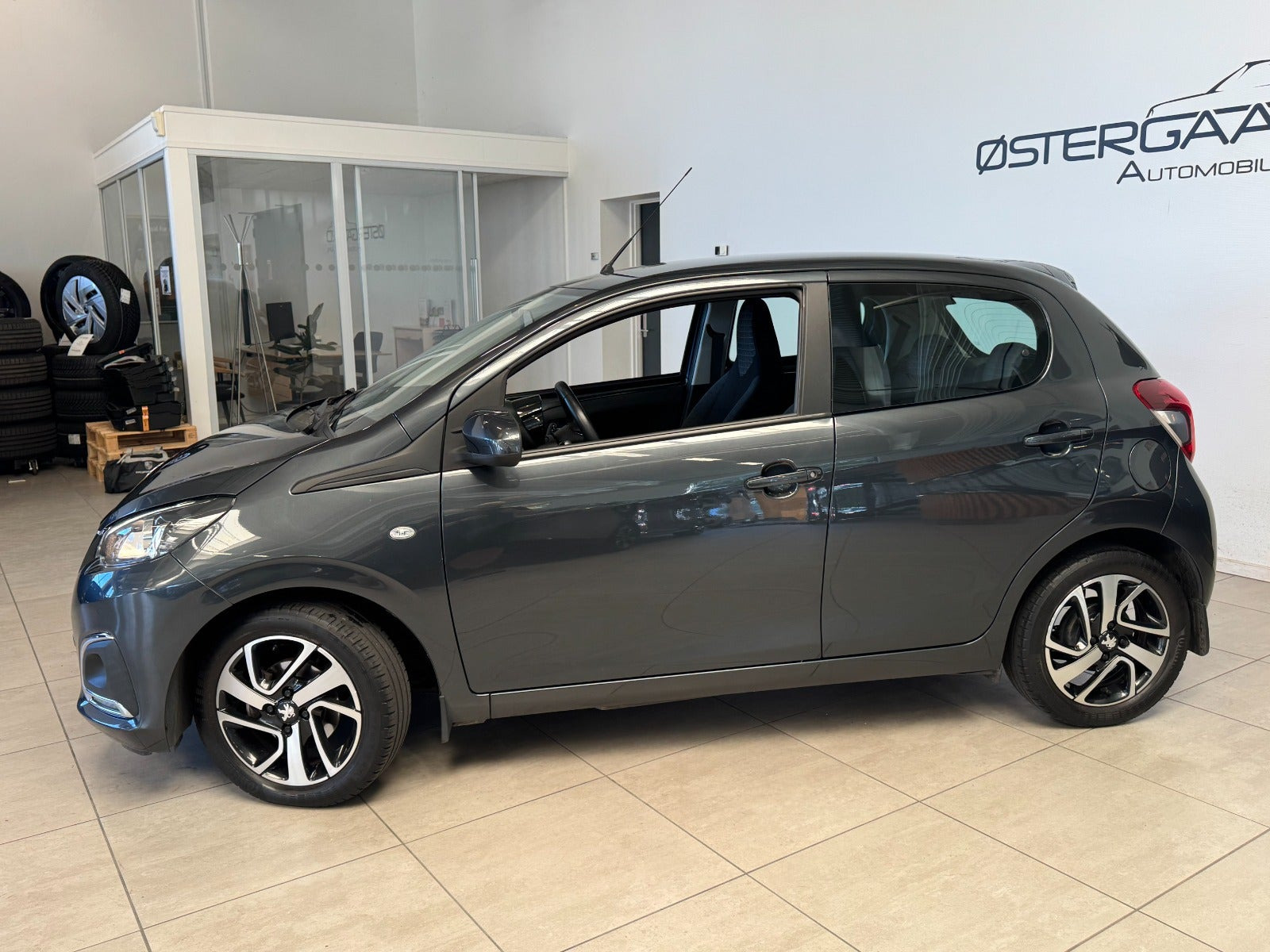 Grå Peugeot 108 fra 2020
