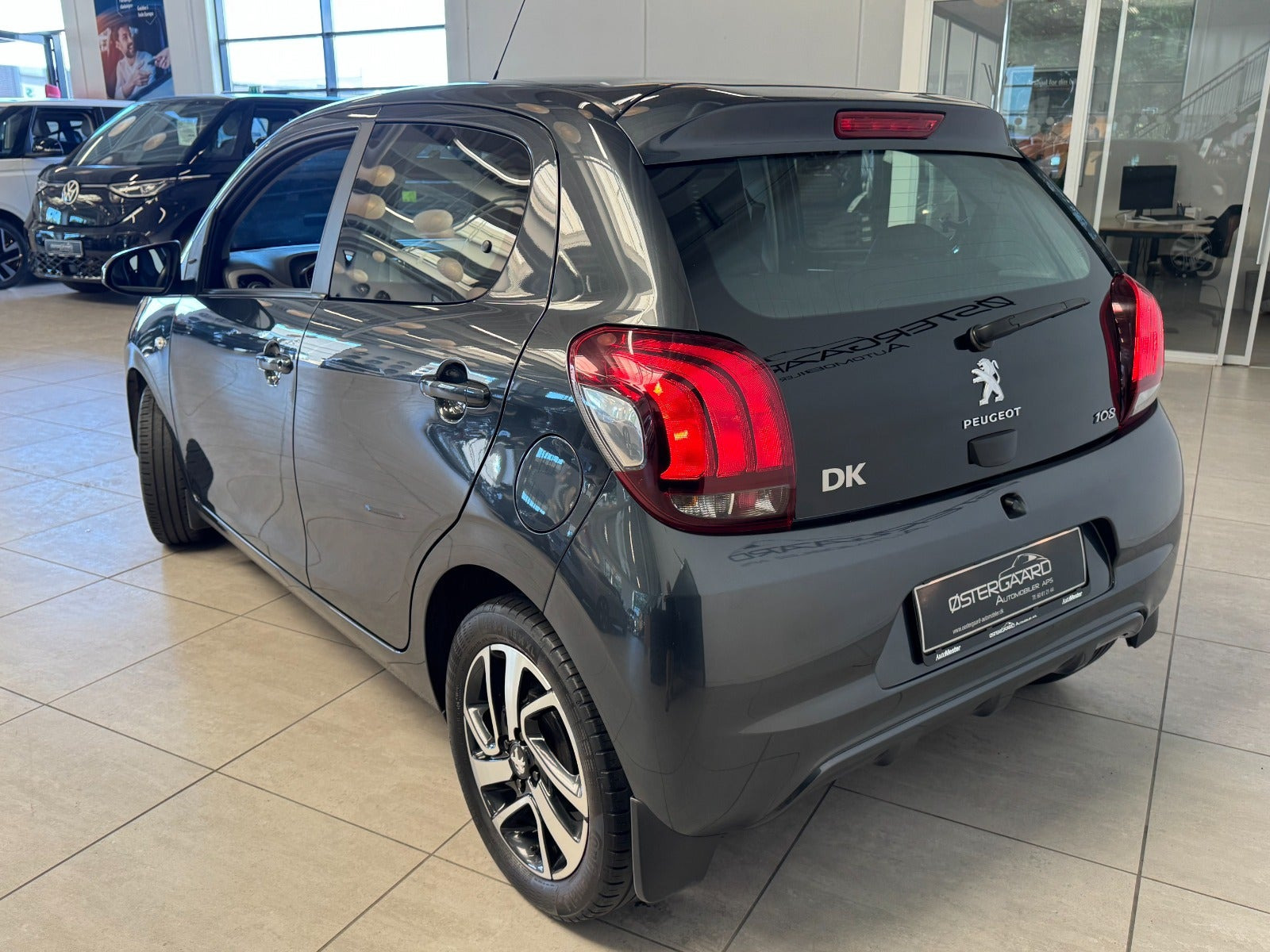 Grå Peugeot 108 fra 2020