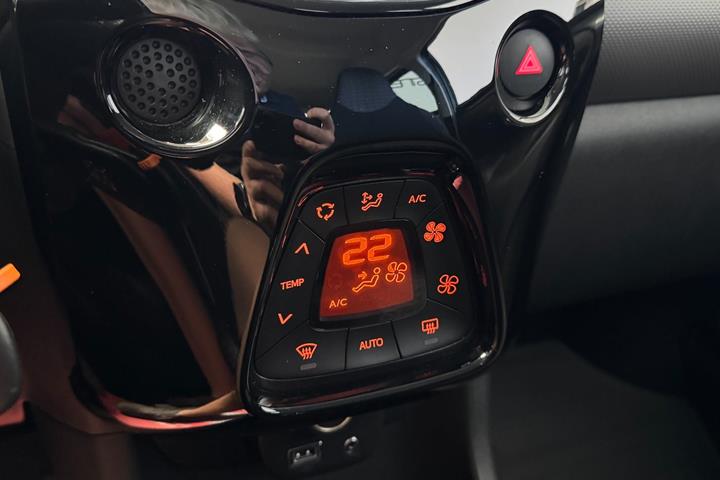 Grå Peugeot 108 fra 2020