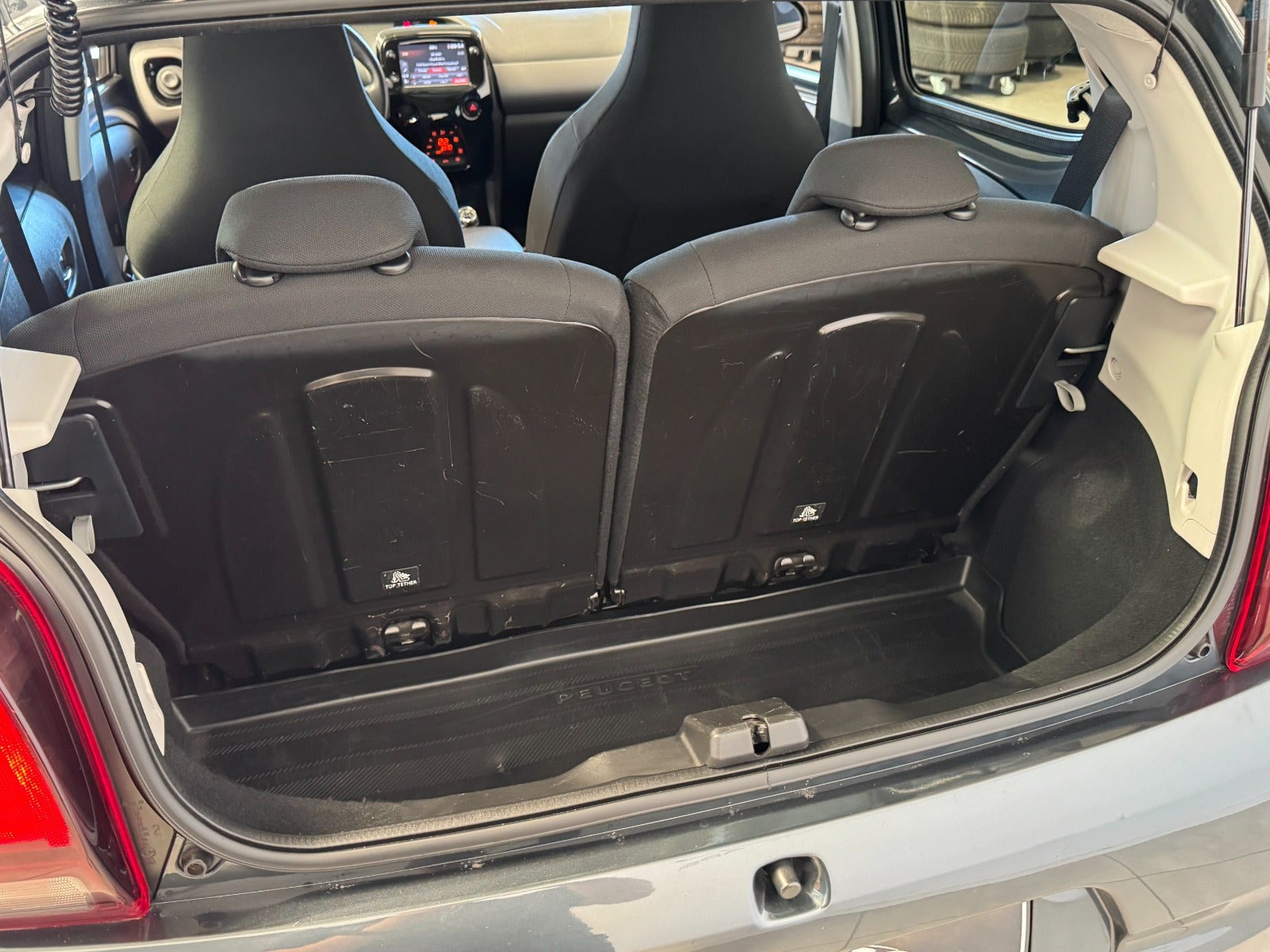 Grå Peugeot 108 fra 2020