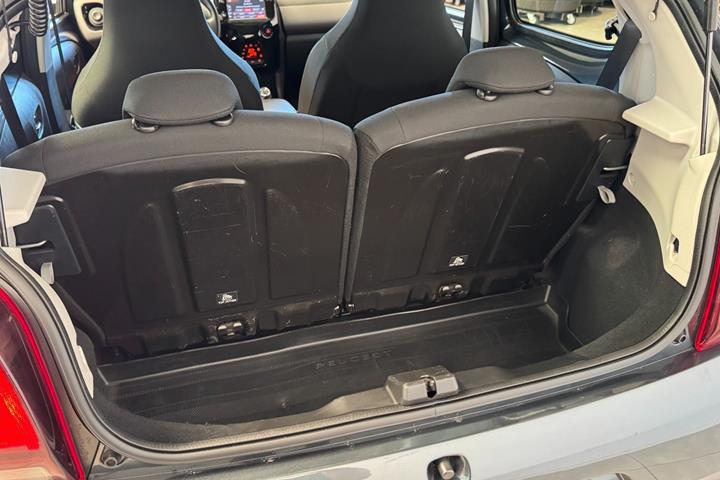 Grå Peugeot 108 fra 2020