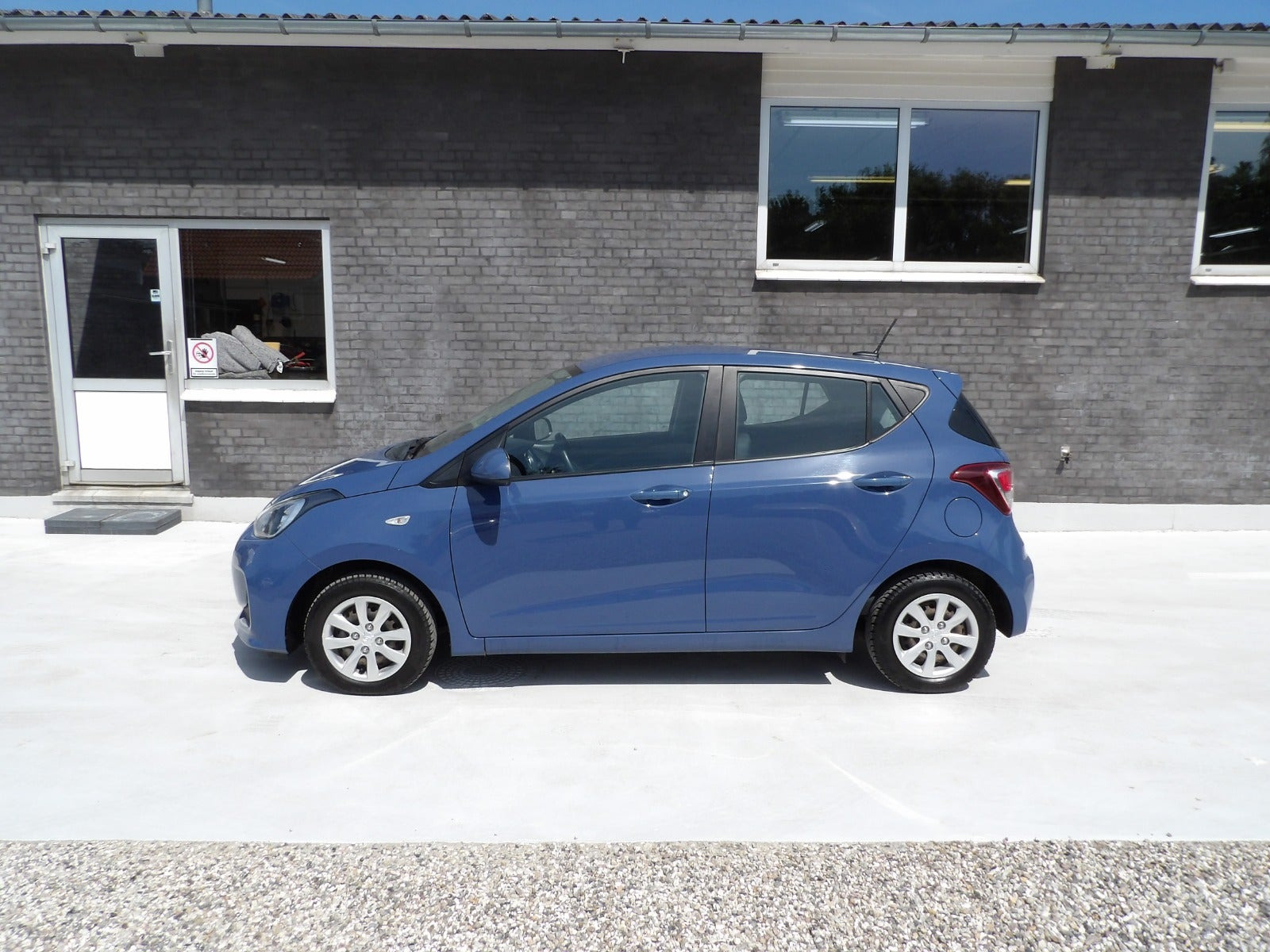 Blå Hyundai i10 fra 2017