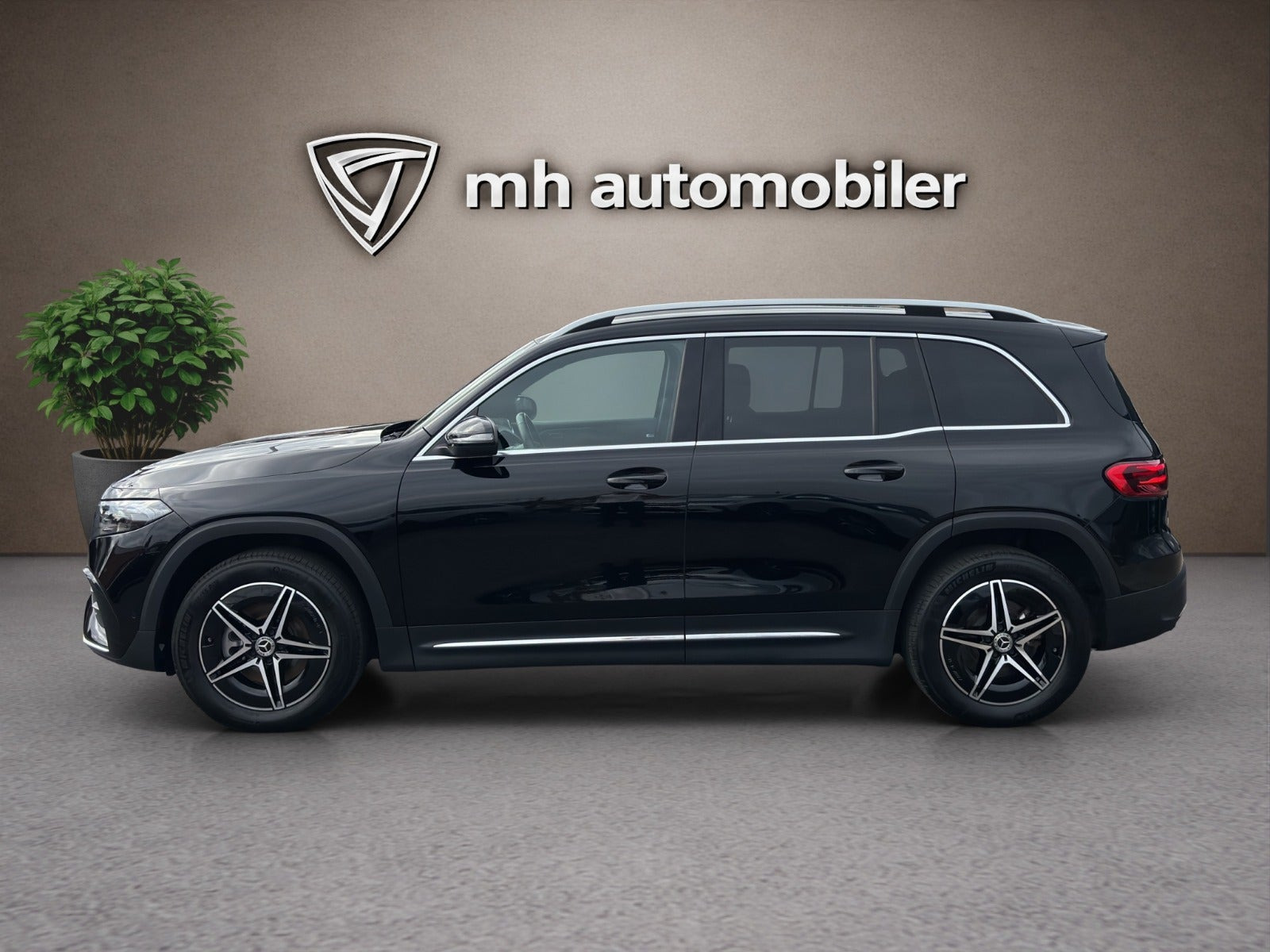 Sort Mercedes EQB250+ fra 2024