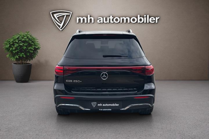 Sort Mercedes EQB250+ fra 2024