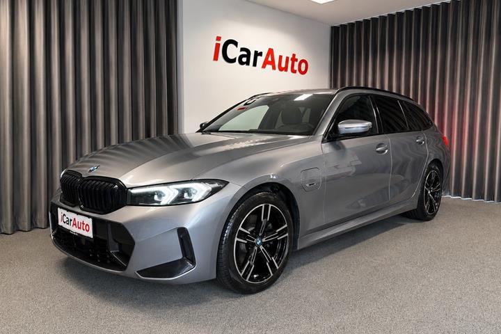 Grå BMW 330e fra 2023