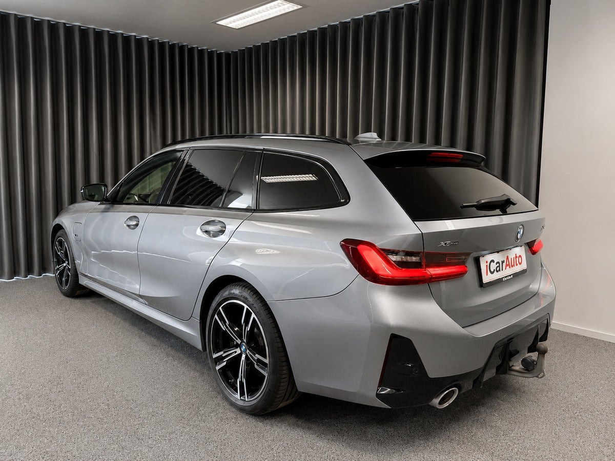 Grå BMW 330e fra 2023