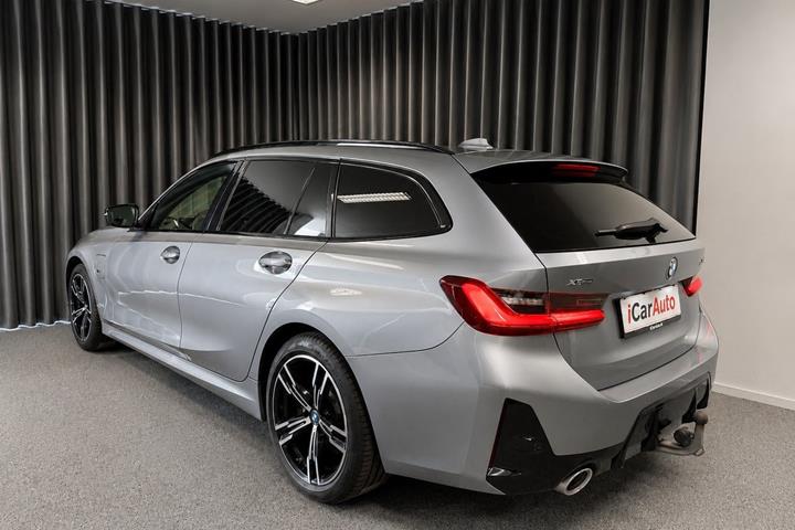 Grå BMW 330e fra 2023