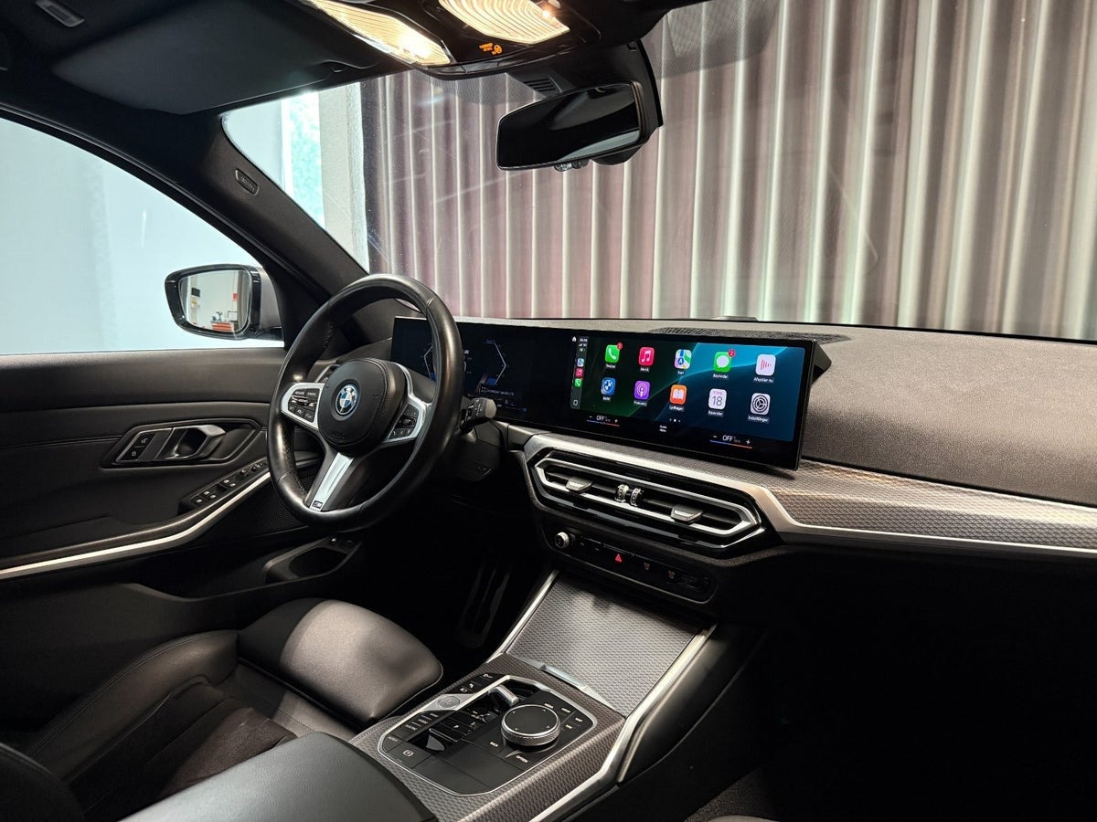 Grå BMW 330e fra 2023