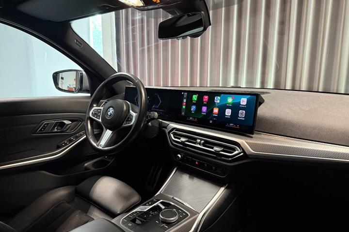 Grå BMW 330e fra 2023