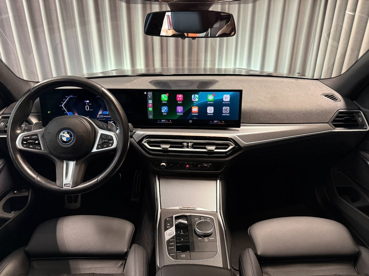 Grå BMW 330e fra 2023